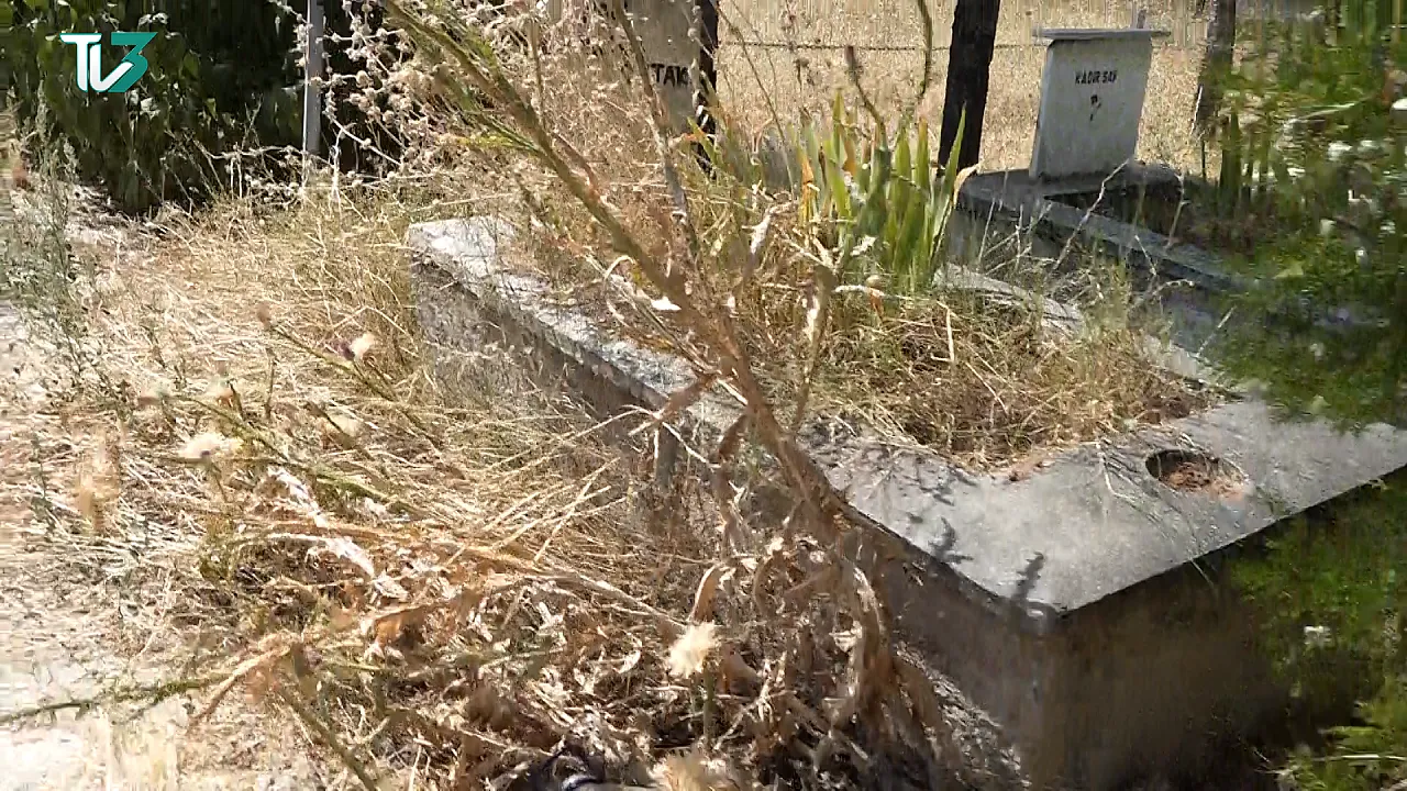 Bolvadin'de Mezarlıklar Bakım Bekliyor