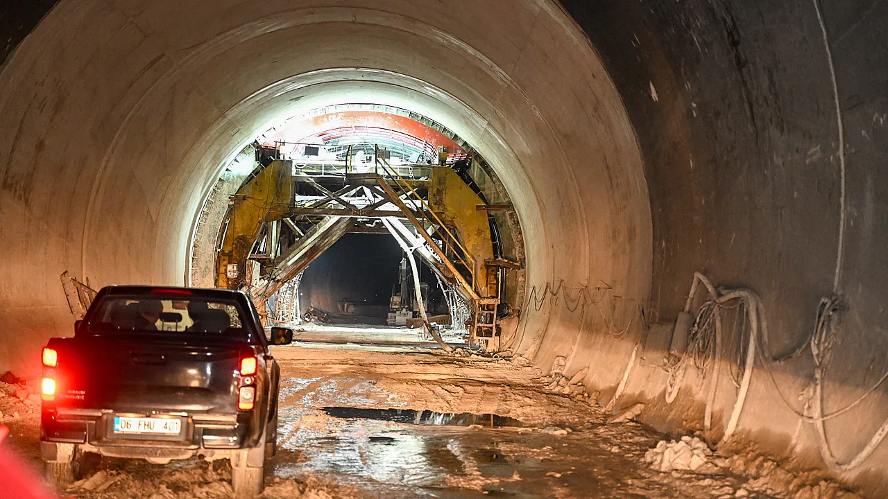 Erzurum-Rize Yolunda Tünel Çalışmaları Hızla İlerliyor: Mesafe 196 Kilometreye Düşecek