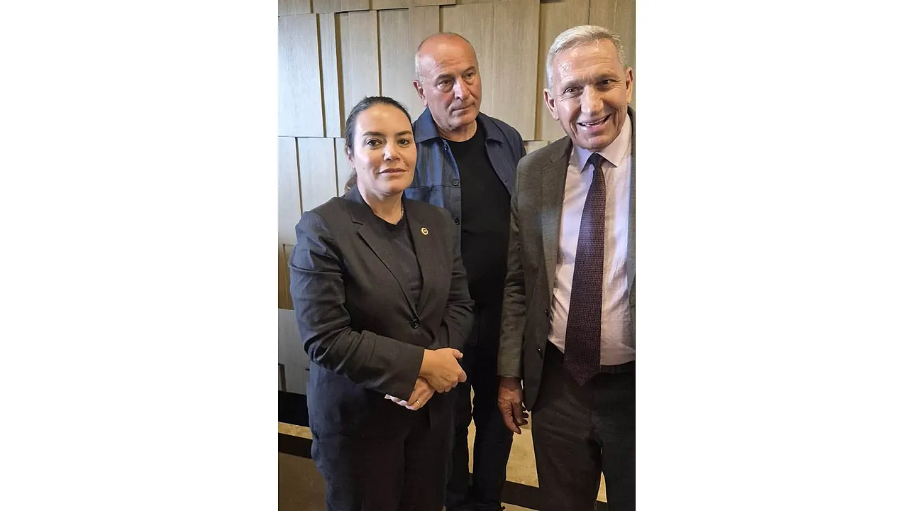İki Parti Başkanı'ndan Türkeş Pozu