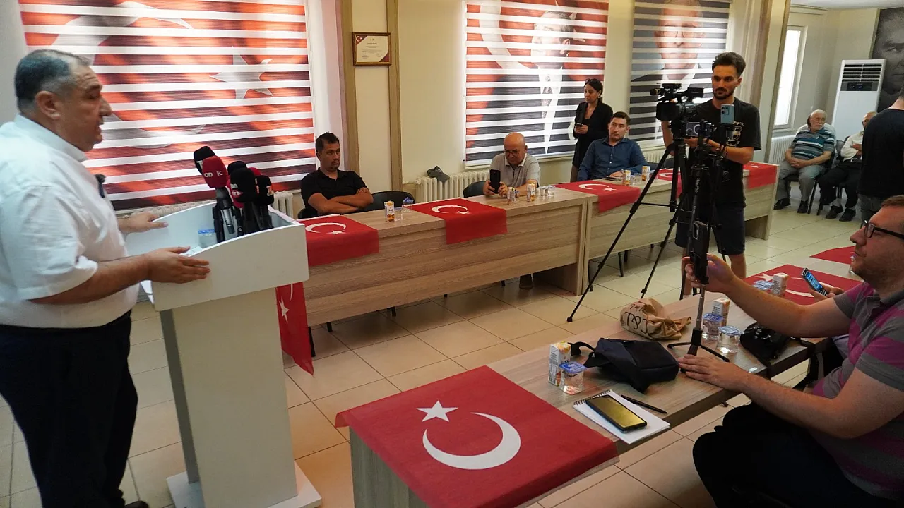 İYİ Parti Toplantısında Dikkat Çeken Hassasiyet: Bayraktan Örtü Olur Mu?
