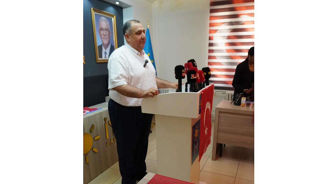 İYİ Parti Toplantısında Dikkat Çeken Hassasiyet: Bayraktan Örtü Olur Mu?