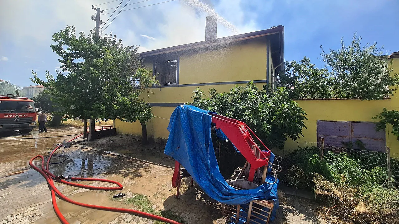 Yangında İki Katlı Ev Kullanılamaz Hale Geldi