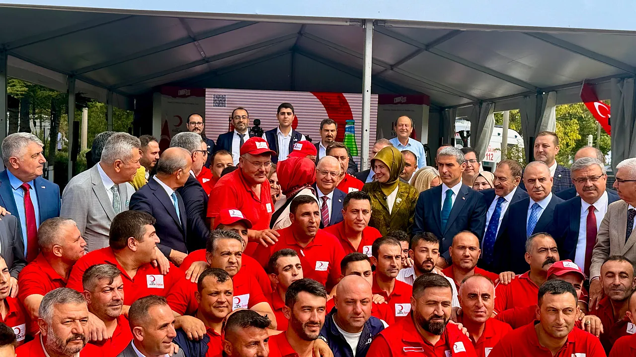 Bakan Güler Kızılay Maden Suyu'nun 100. Yıl Pastasını Kesti