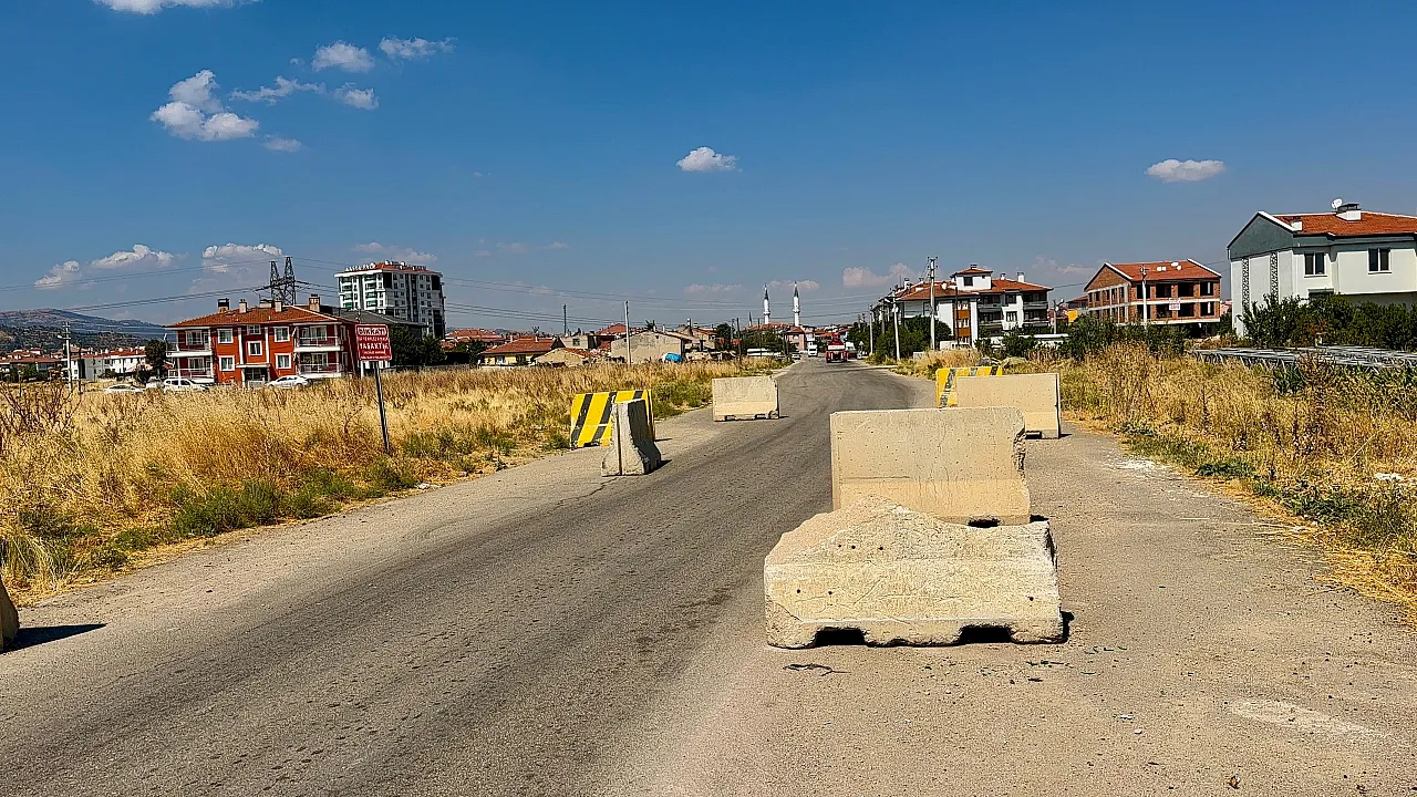 Cadde Ortasında Beton Bariyer!