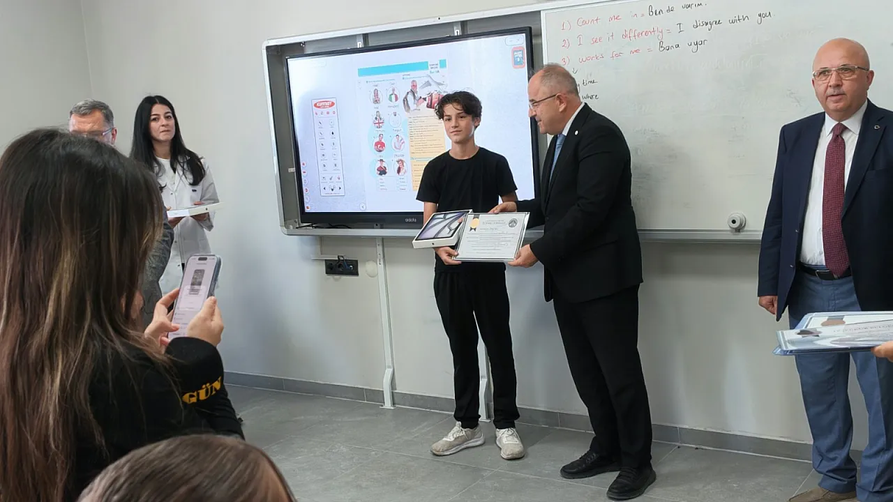 Verilen Sözler Tek Tek Yerine Geliyor: Öğrenciler iPad Air'lerine Kavuştu