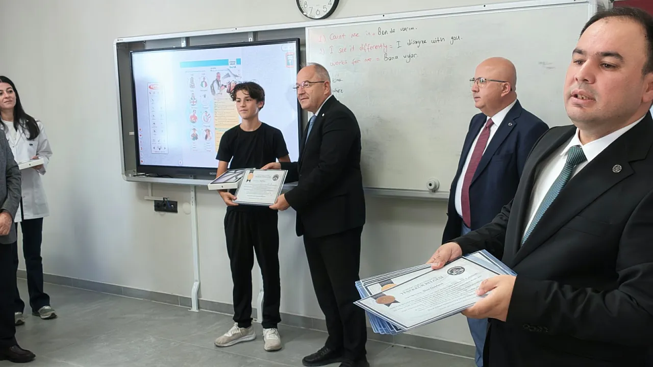 Verilen Sözler Tek Tek Yerine Geliyor: Öğrenciler iPad Air'lerine Kavuştu