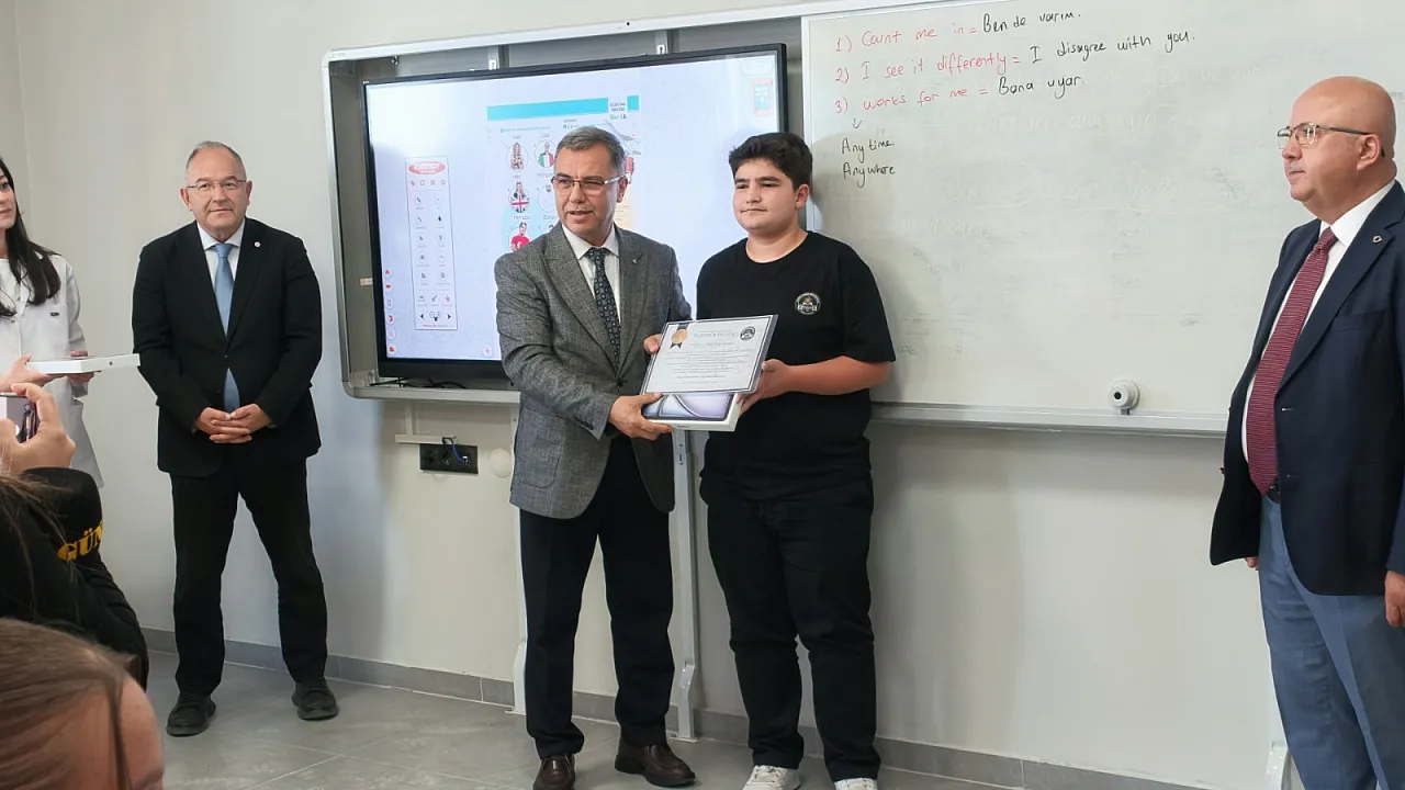Verilen Sözler Tek Tek Yerine Geliyor: Öğrenciler iPad Air'lerine Kavuştu
