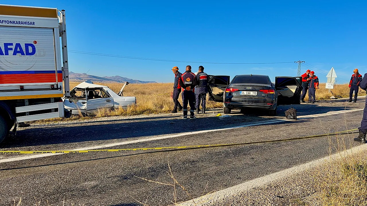 Afyon'da Feci Kaza! İki Otomobil Kafa Kafaya Çarpıştı, 4 Ölü