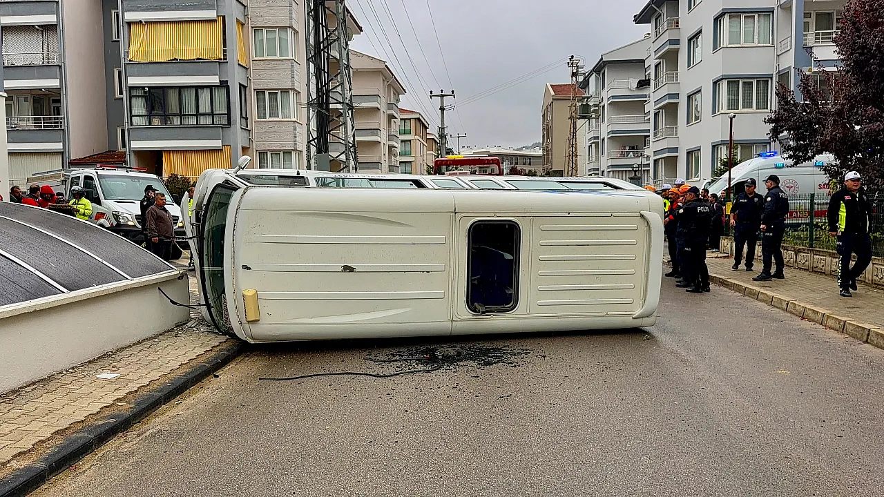 Afyon'da Öğrenci Servisiyle Dolmuş Çarpıştı