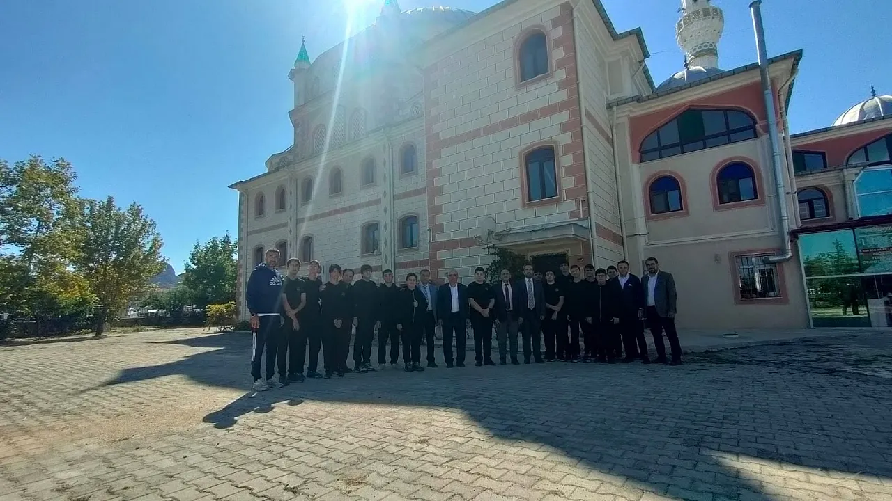Eğitim Camiası Cuma Namazında Bir Araya Geldi