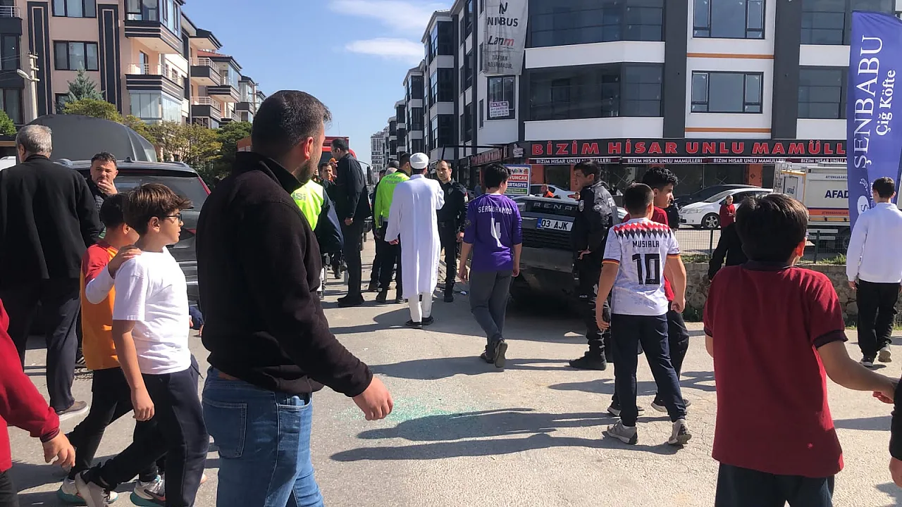 NİKO Önünde İlginç Kaza. Araç Sulama Kanalına Uçtu