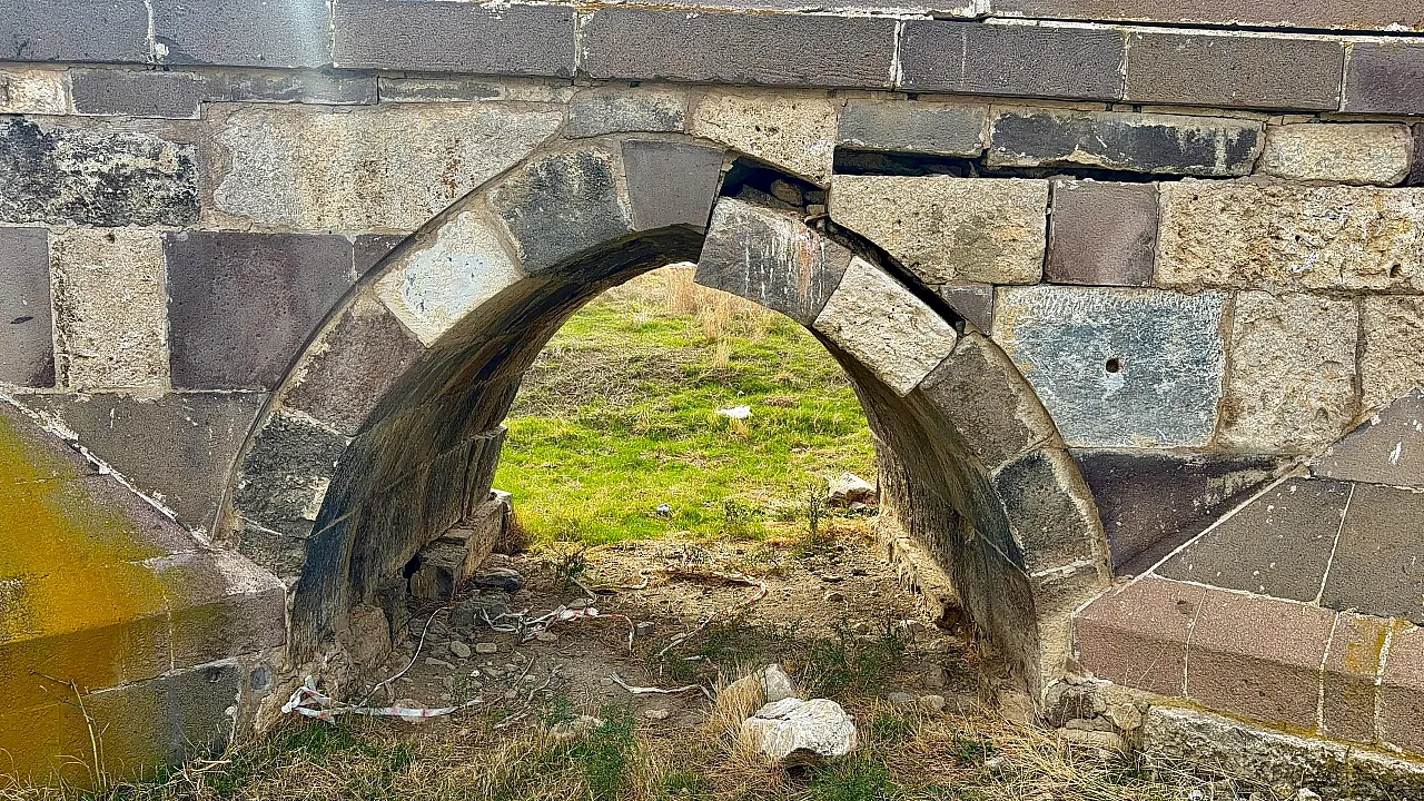 Tarihe Tanık Kırkgöz Köprüsü'ndeki Bakımsızlık Ve Tahribat Yürek Yakıyor