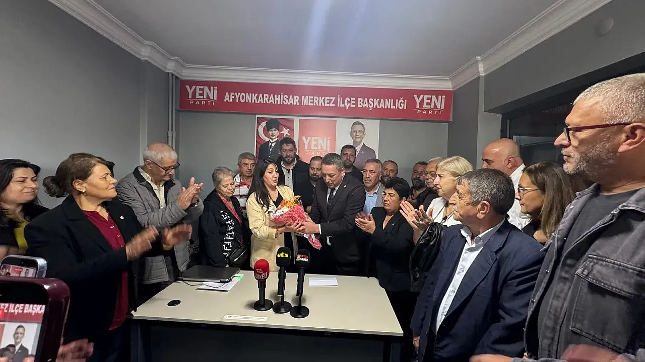 Yeni Parti'de Çiçeklerle Devir-Teslim