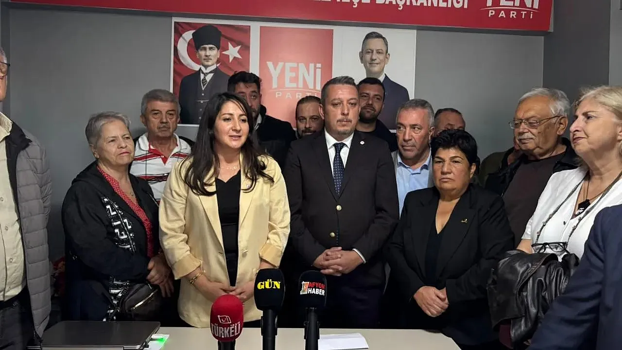 Yeni Parti'de Çiçeklerle Devir-Teslim