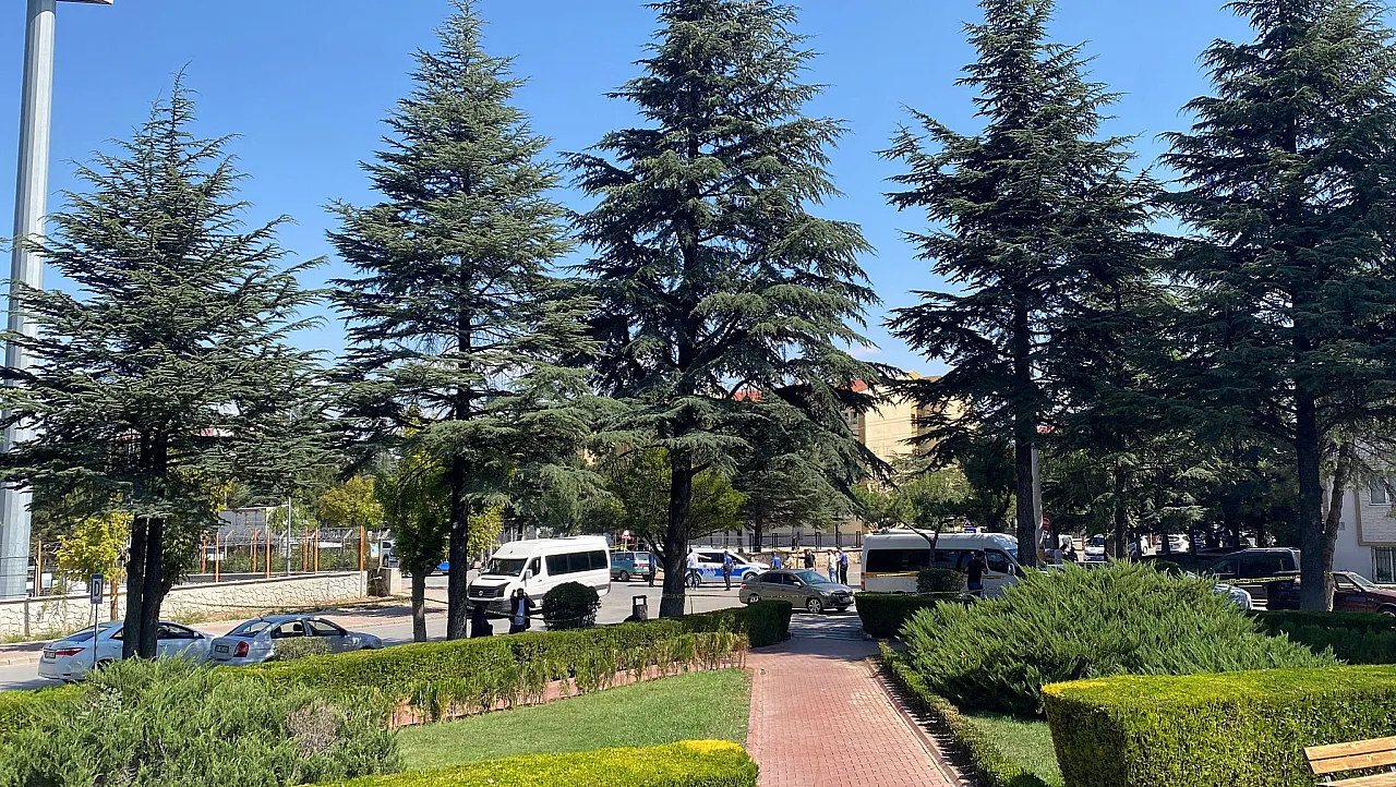 Afyon'da Parkta Dehşet: Eşini, Kayınvalidesini Ve Baldızını Vurdu!