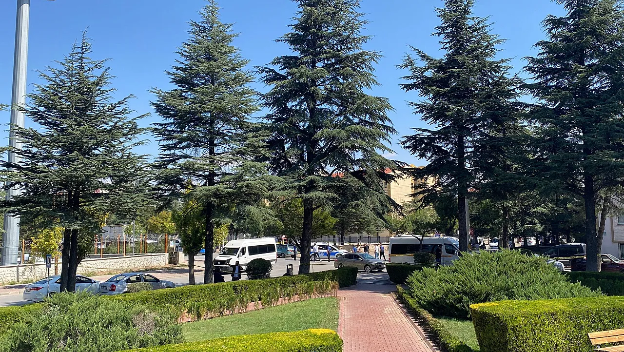 Afyon'da Parkta Dehşet: Eşini, Kayınvalidesini Ve Baldızını Vurdu!