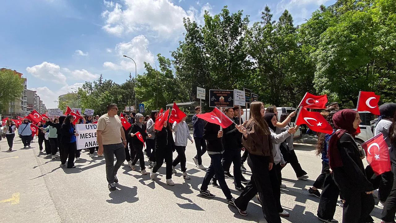 Afyonkarahisar'da Marifetli Gençler Mehteranla Yürüdü