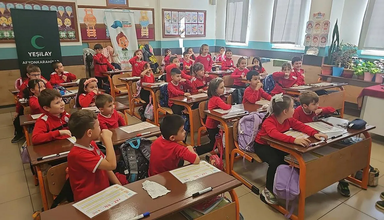 AFSÜ Genç Yeşilay'dan İlkokulda Çifte Farkındalık: Hem Eğitim Hem Fidan