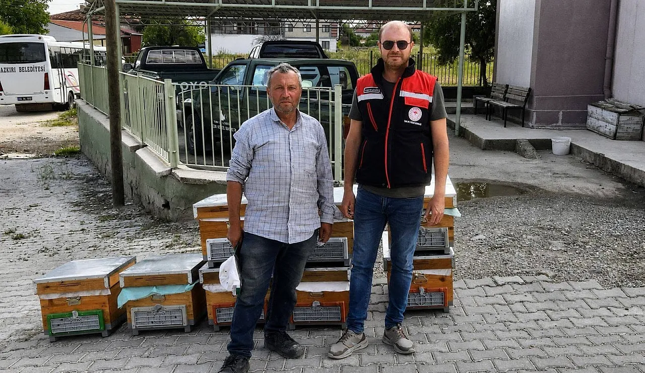 Dazkırı'da Arı Üreticilerine Ekipman Ve Kovan Dağıtıldı