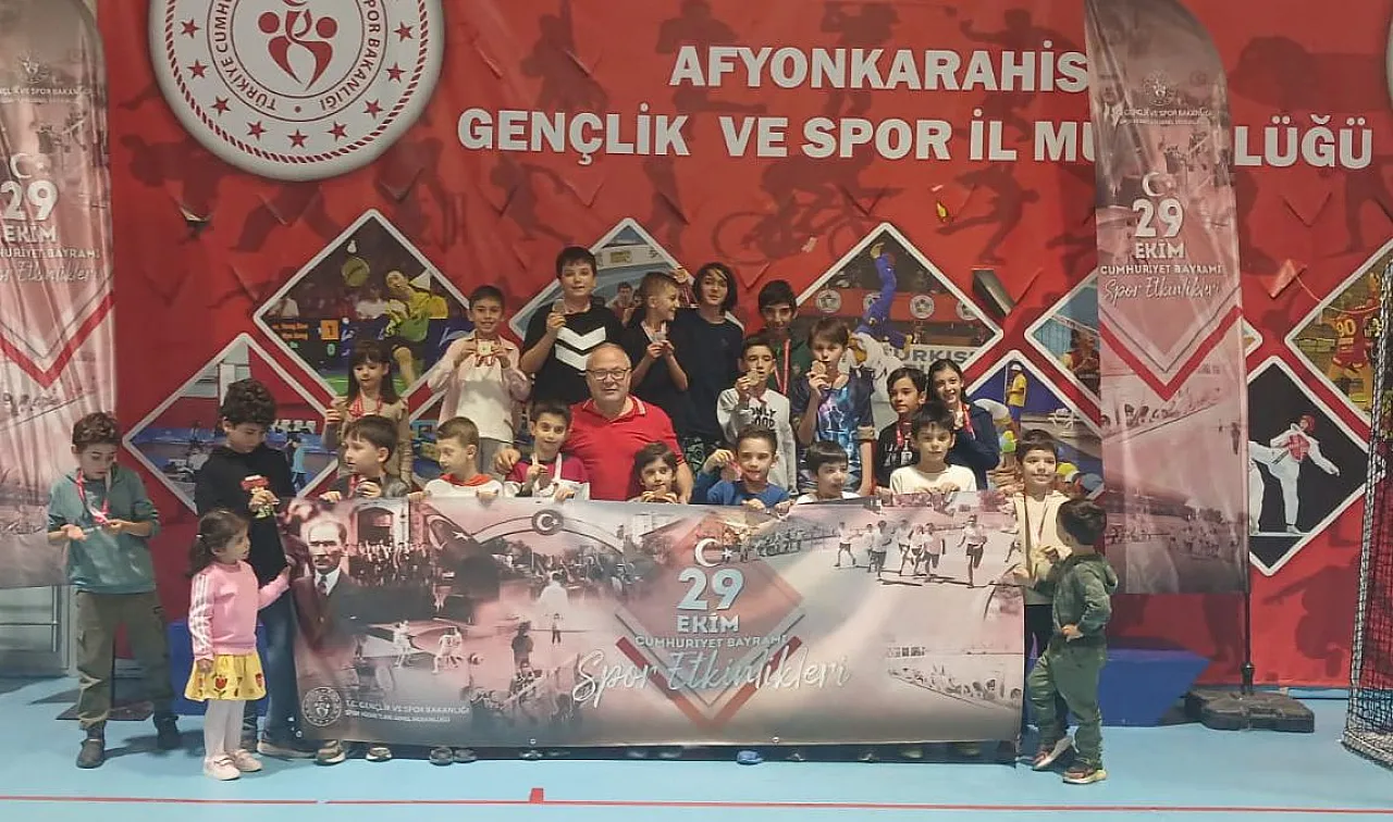 Salonlarda Cumhuriyet Coşkusu Yaşandı