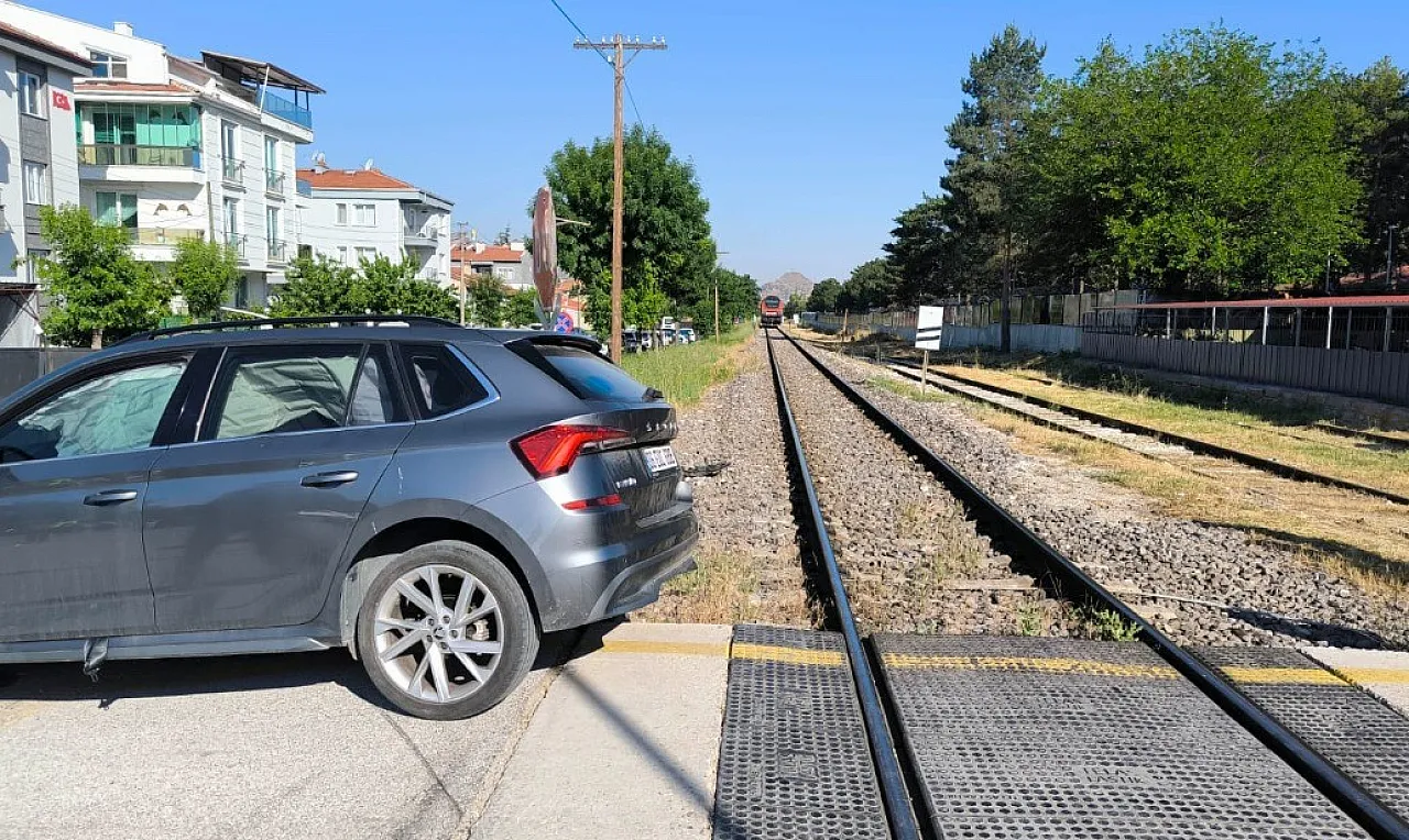 Hemzemin Geçitte Korkutan Kaza: Otomobile Tren Çarptı