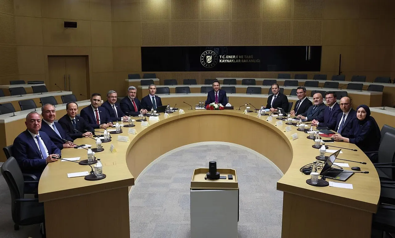 Bakan Bayraktar, Fuara Davet Edildi