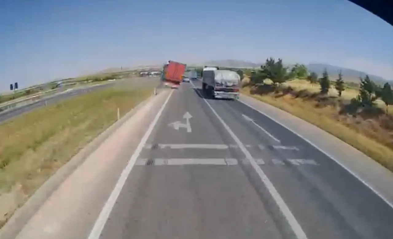 Trafik Kazası Araç Kamerasına Yansıdı