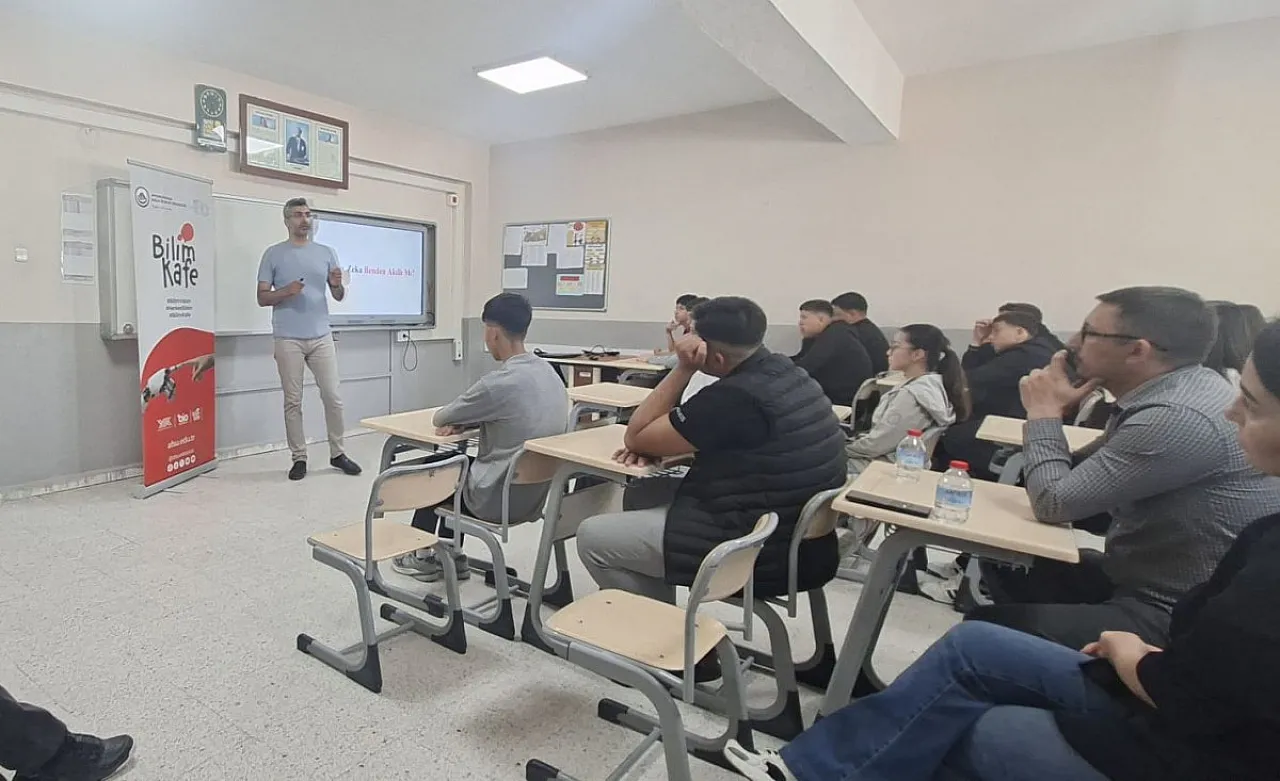Yapay Zekâ Korkulacak Bir Rakip mi? AFSÜ'lü Akademisyen Noktayı Koydu