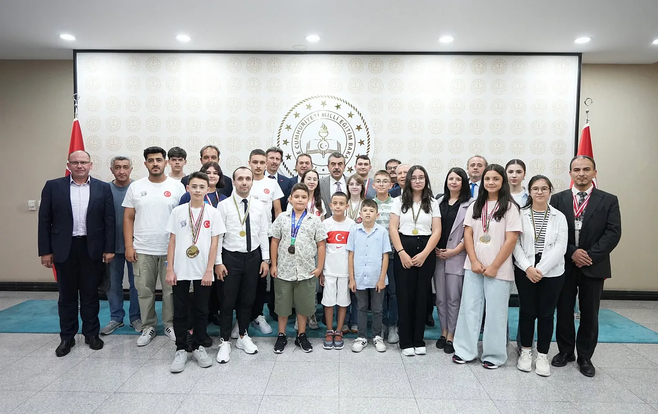 Afyonlu İhsan Yener'in F Klavye Bayrağını Afyonlu Seçkin Köse Taşıyor