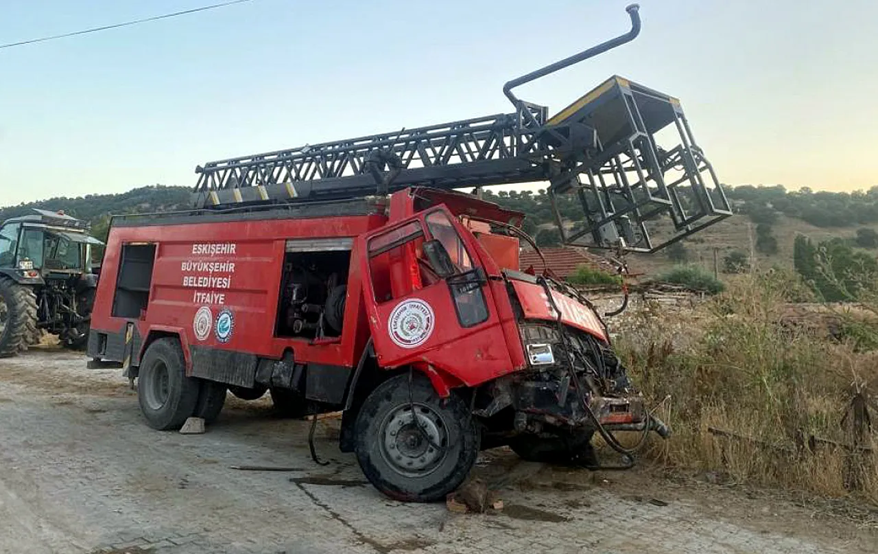 Seyitgazi'de Tarlalar Yandı. İtfaiye Kaza Yaptı, Yaralılar Var