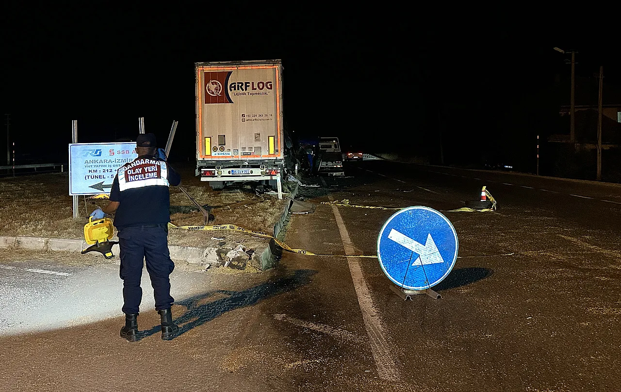 Feci Kaza: Tır Traktörü Biçti: 1 Ölü