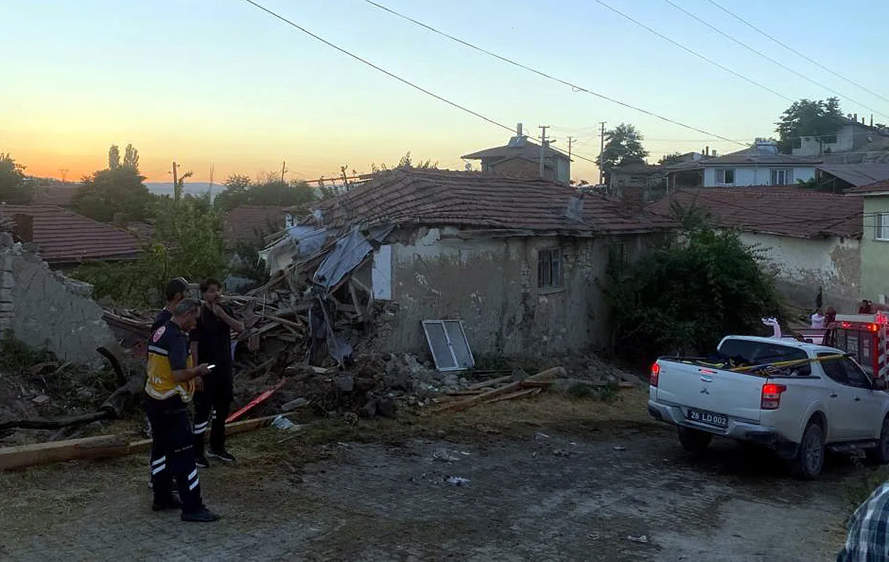 Seyitgazi'de Tarlalar Yandı. İtfaiye Kaza Yaptı, Yaralılar Var