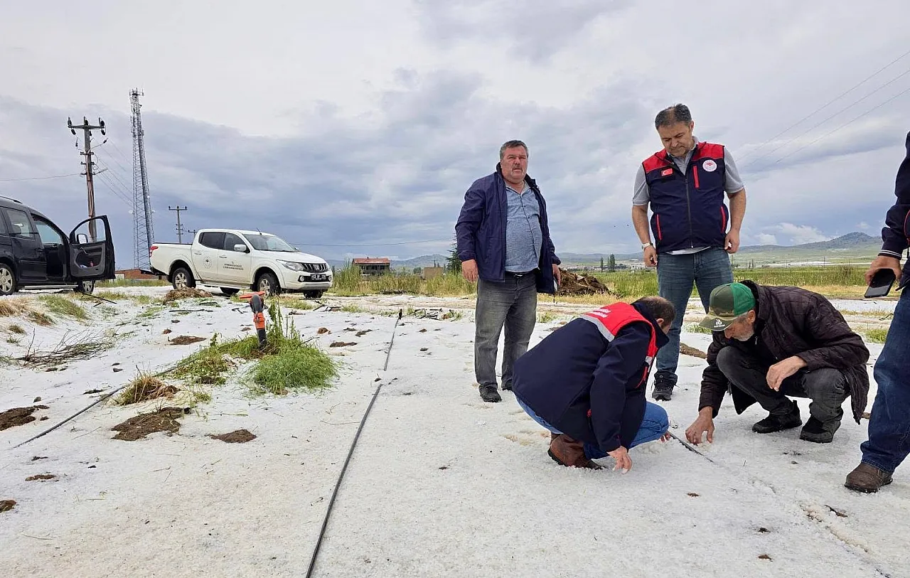 Afyonkarahisar'da Dolu Ve Selden Etkilenen Tarım Arazileri İnceleniyor