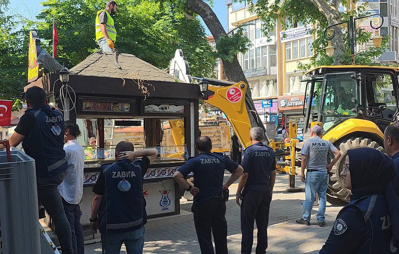 Esnaf Kendini Çatıya Zincirledi, Polis Ve Zabıta Eşliğinde Büfeler Kaldırıldı