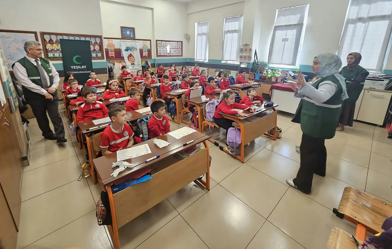 AFSÜ Genç Yeşilay'dan İlkokulda Çifte Farkındalık: Hem Eğitim Hem Fidan