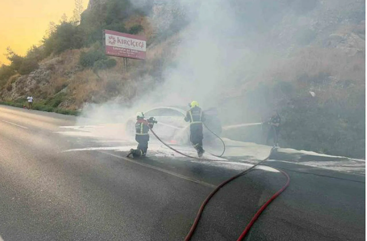 Yanan Elektrikli Otomobil 12 Saatte Söndürülebildi. Su İle Müdahale Söndürmeye Yetmiyor