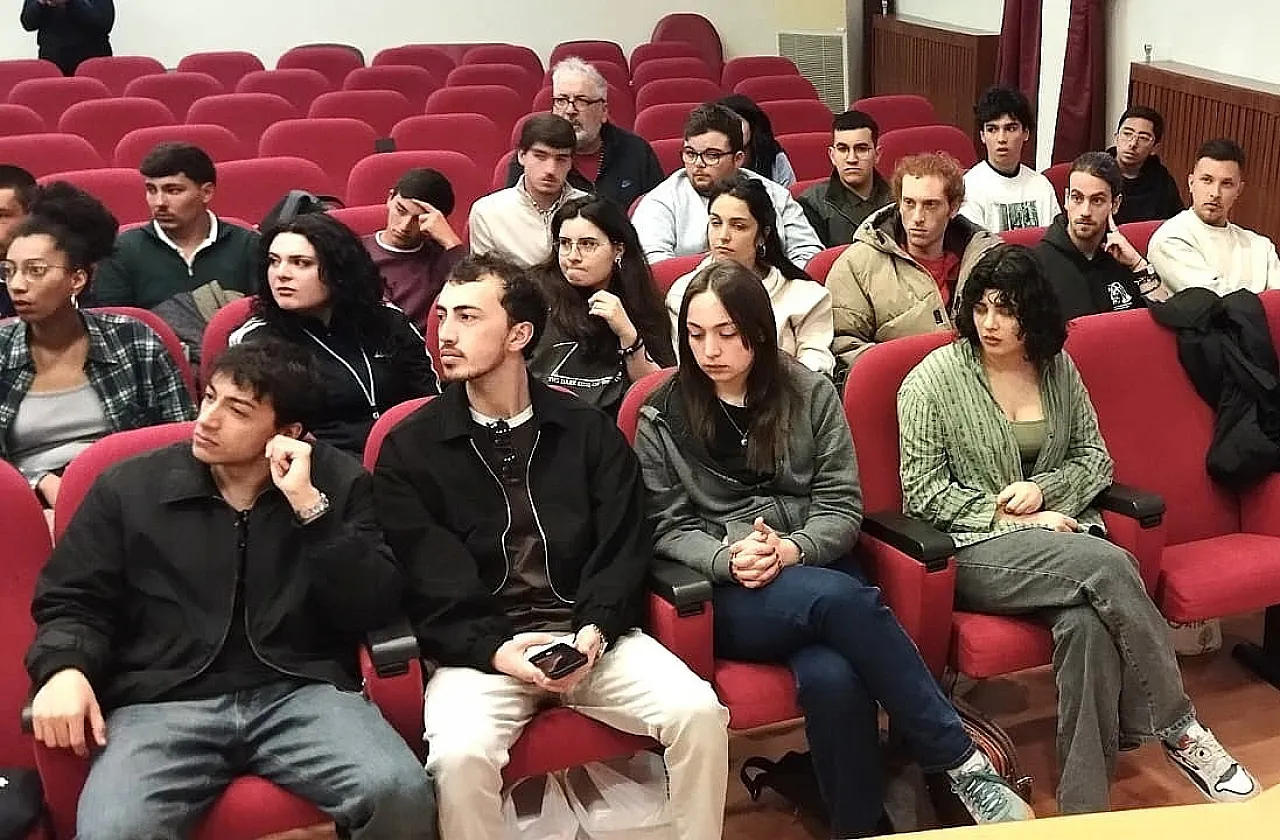 Portekiz Ve İtalyan Gençlere Afyon Tarımı İngilizce Anlatıldı