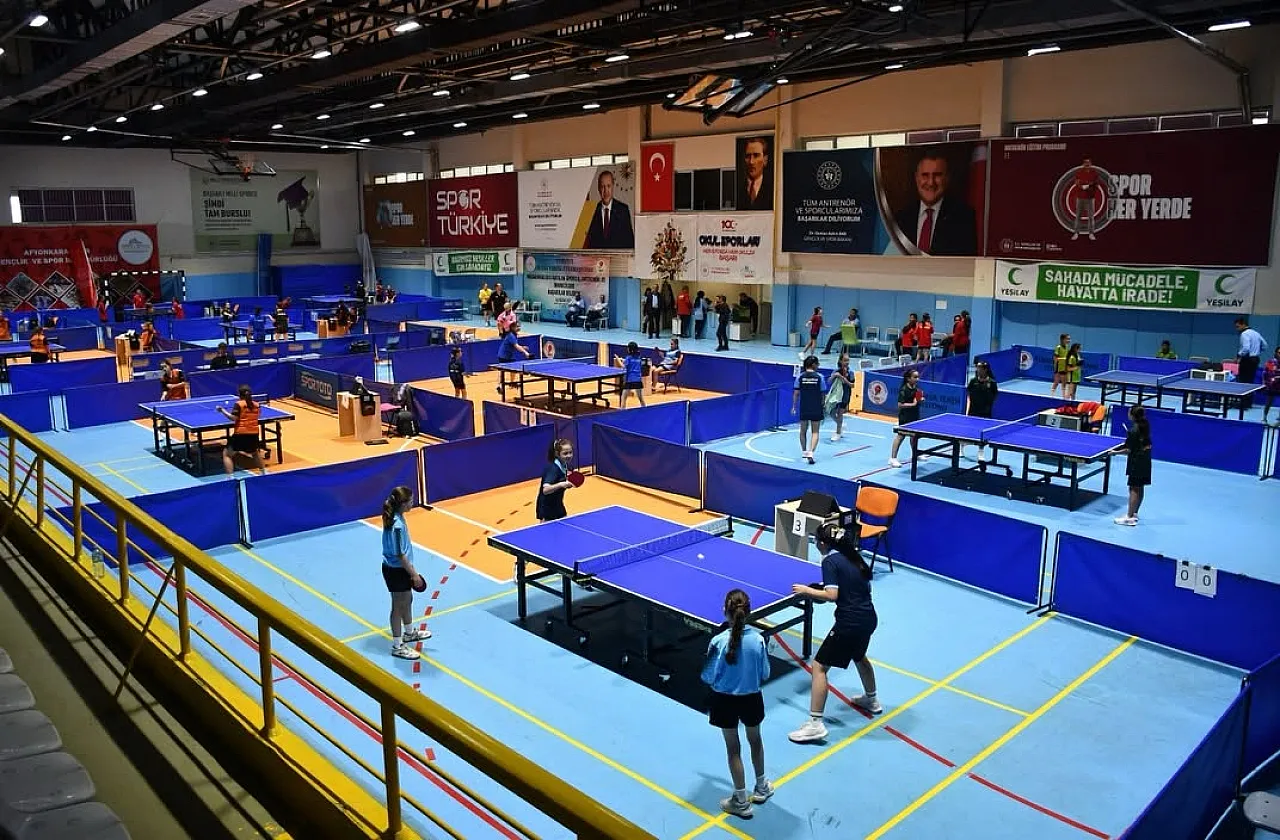 Afyon'da150 Sporcu Masa Tenisinde Mücadele Ediyor