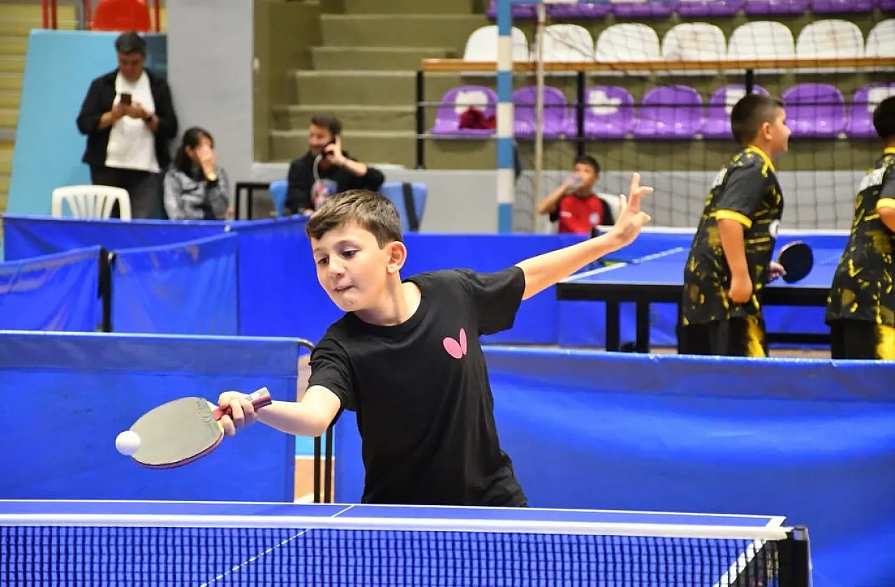 Afyon'da150 Sporcu Masa Tenisinde Mücadele Ediyor
