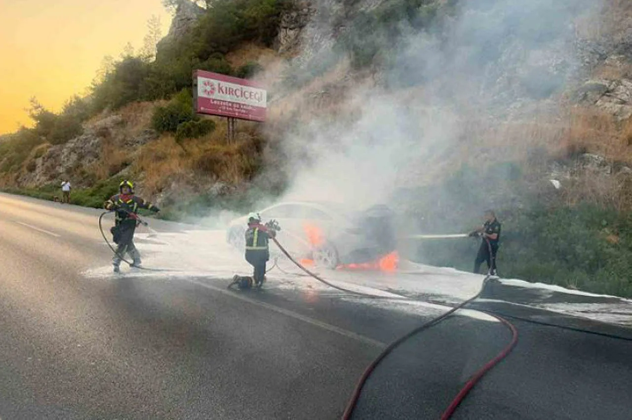 Yanan Elektrikli Otomobil 12 Saatte Söndürülebildi. Su İle Müdahale Söndürmeye Yetmiyor