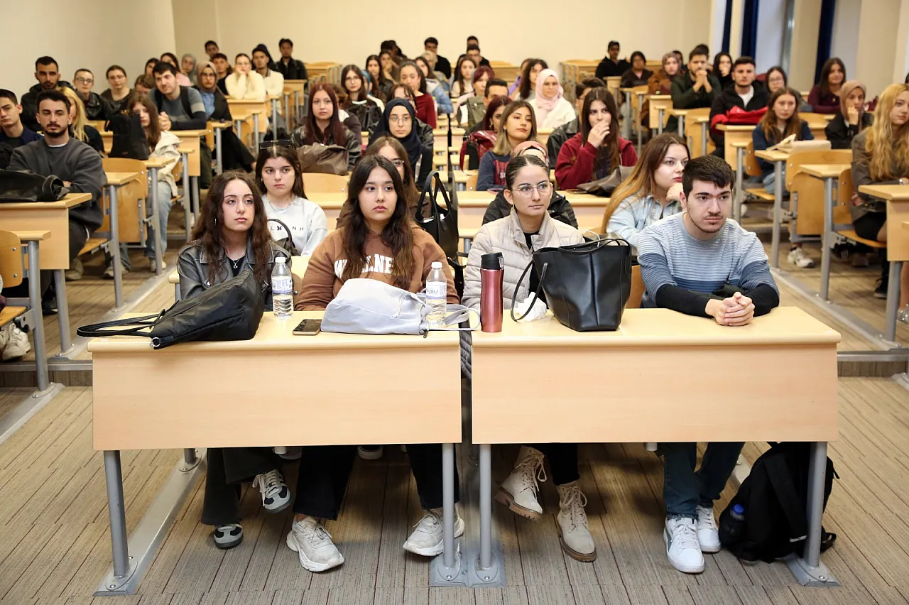 AKÜ'nün Yeni Öğrencileri Detaylı Bilgilendirildi