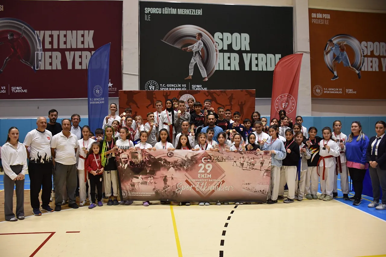 Salonlarda Cumhuriyet Coşkusu Yaşandı