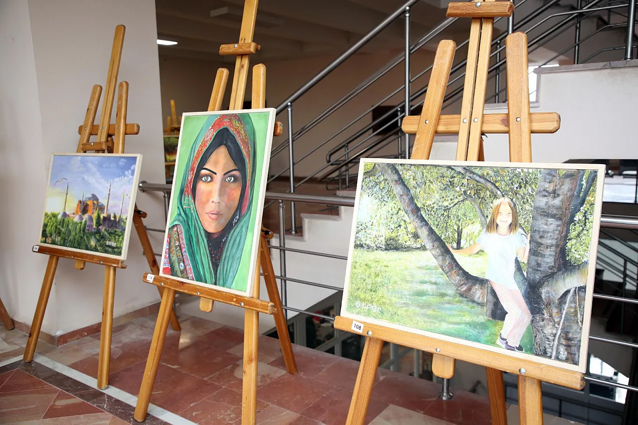 Tabela yazarak para kazanıyordu, resim sergisi açtı