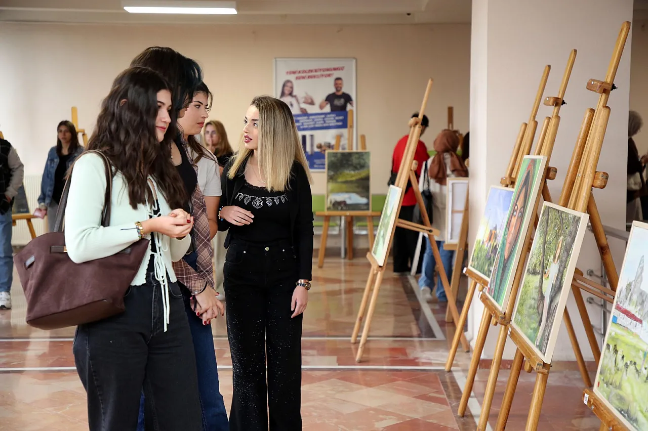 Tabela yazarak para kazanıyordu, resim sergisi açtı