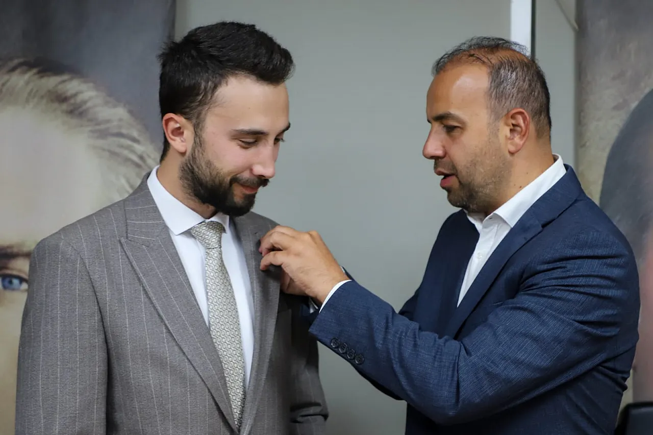 AK Parti'de Başarıya Gümüş Rozet