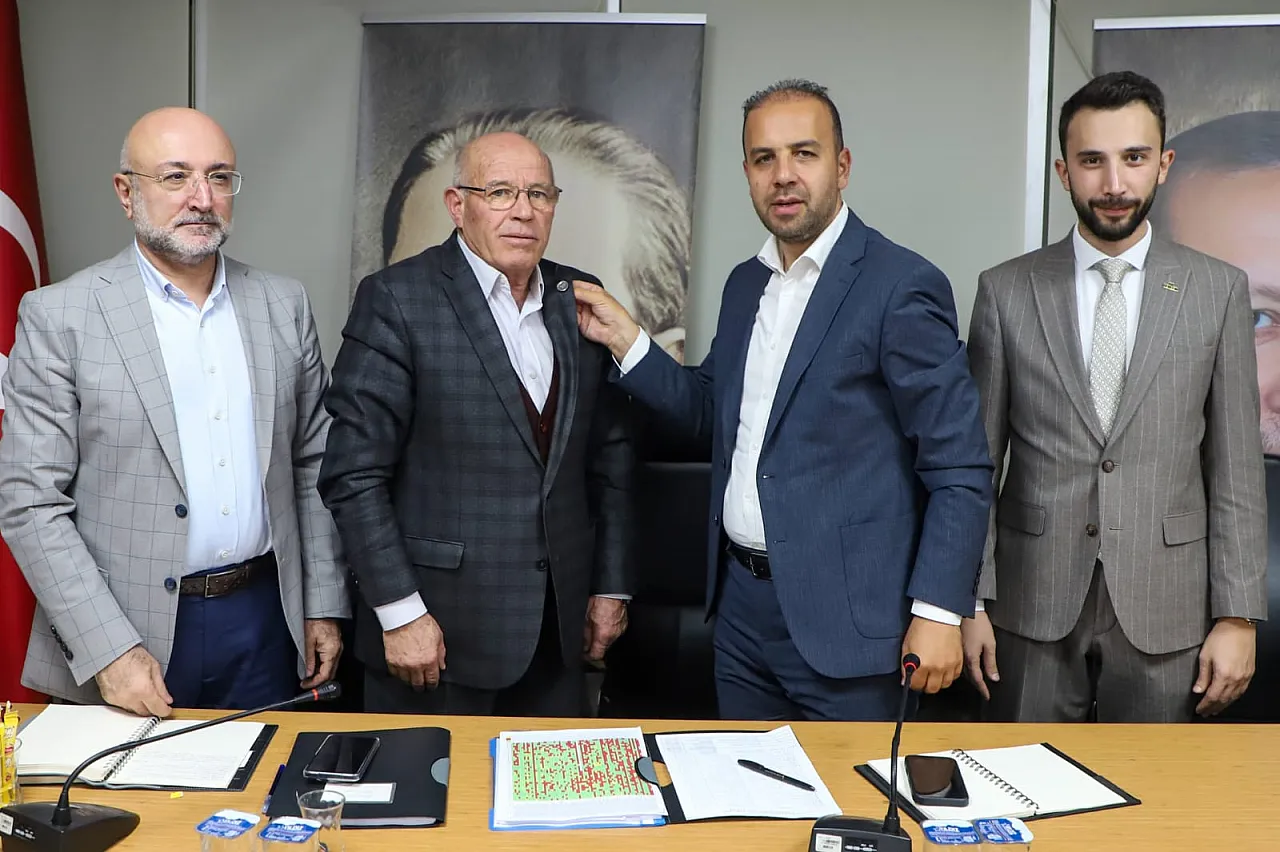 AK Parti'de Başarıya Gümüş Rozet