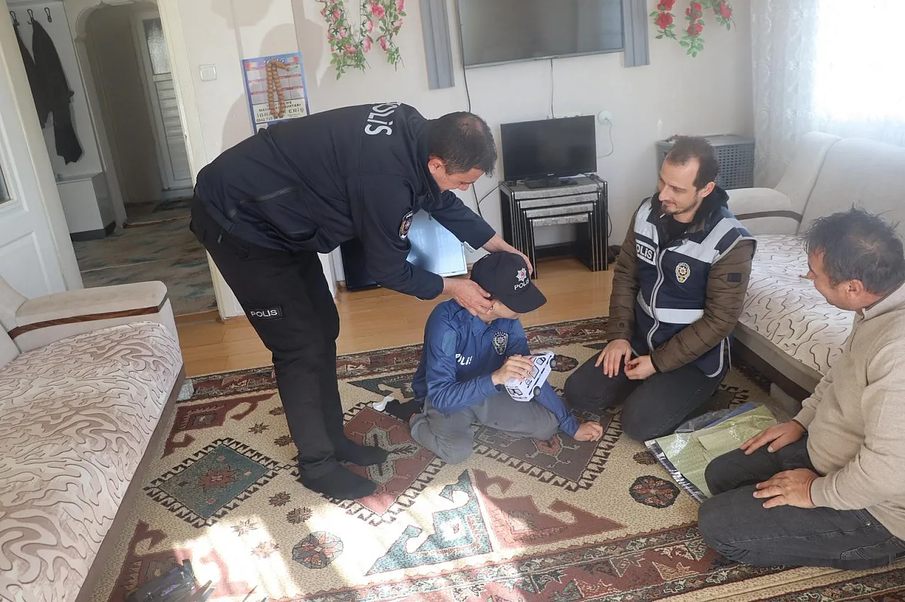 Polisten Kalpten Kalbe Uzanan Devriye