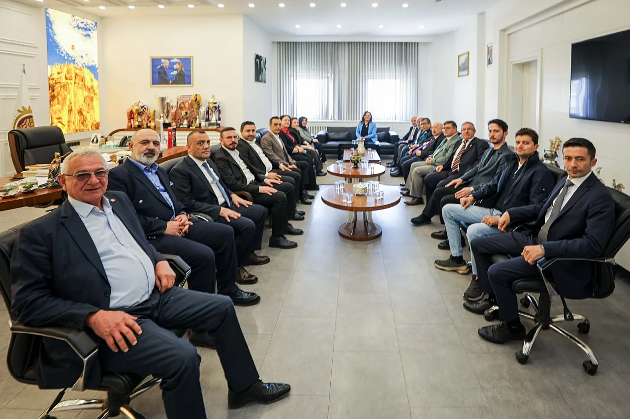 AK Parti Heyeti, Belediye Başkanı Köksal'ı Ziyaret Etti