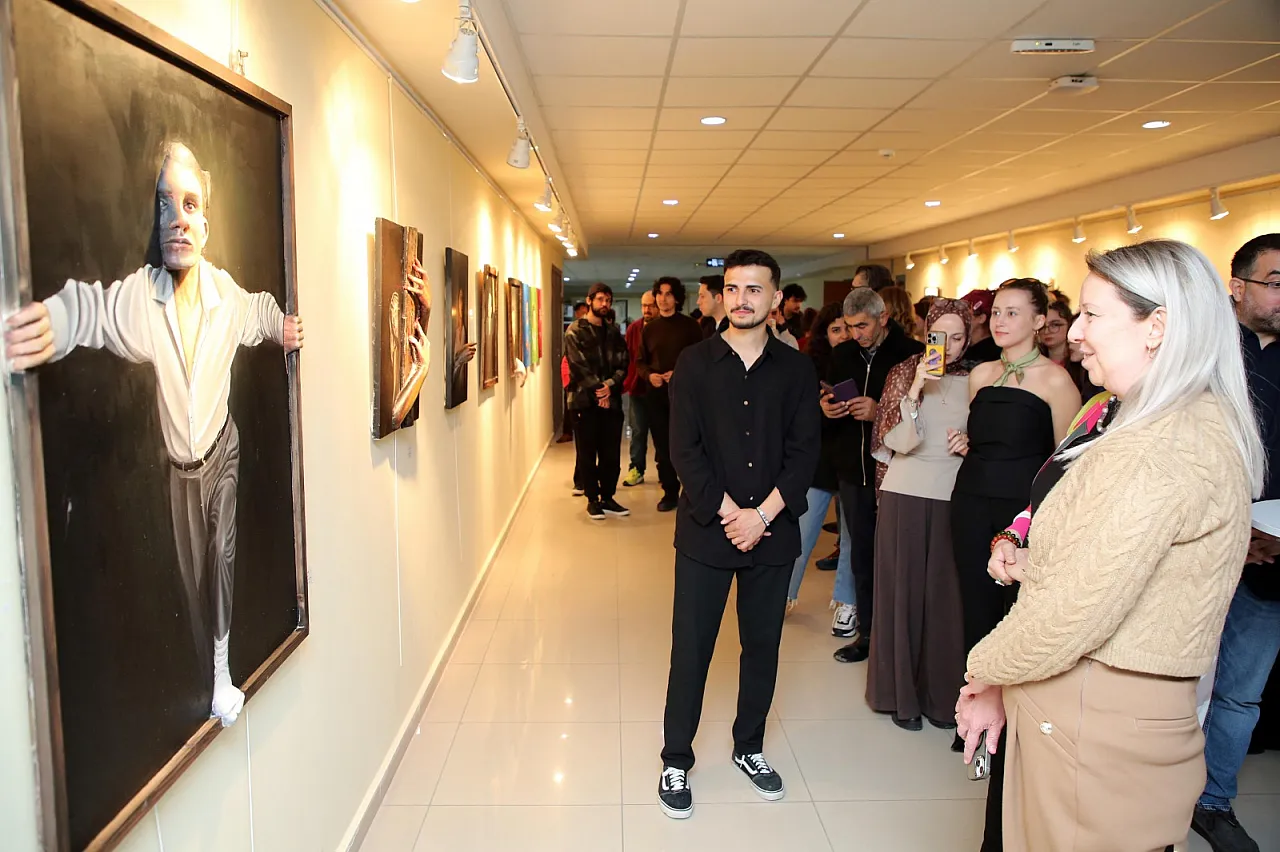 AKÜ'de Yeni Nesil Sergi Deneyimi, QR Kodlar Anlatıyor!