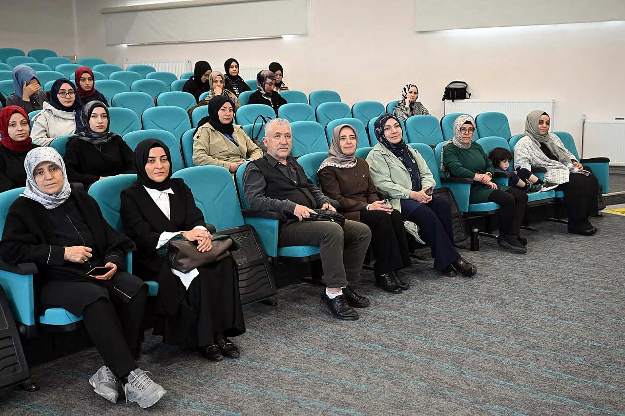 Akü İlahiyat Fakültesinde Dijitalleşen Dünyada Vicdan Konuşuldu